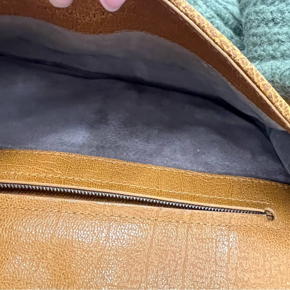 Gorgeous Bottega Veneta Clutch - Picture 7 of 10